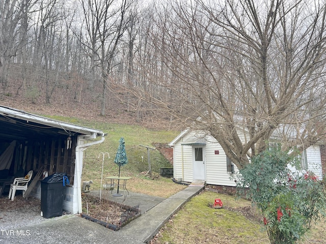 view of yard with an outbuilding