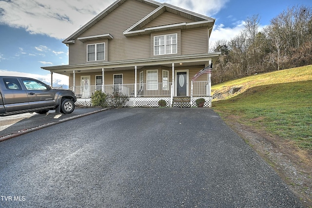 view of front of property featuring a porch and a front yard