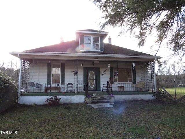 view of front facade featuring a front yard