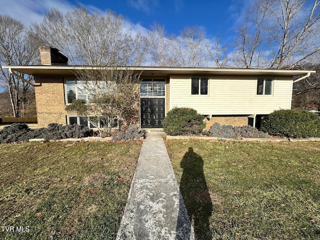 split foyer home featuring a front lawn