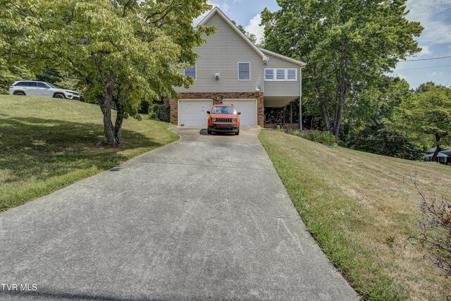 view of front of house featuring a garage and a front yard