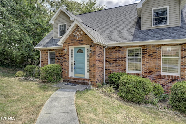 view of front of property featuring a front lawn