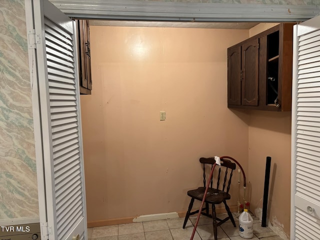 laundry room featuring light tile patterned floors