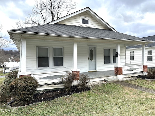 view of front of property featuring a front yard