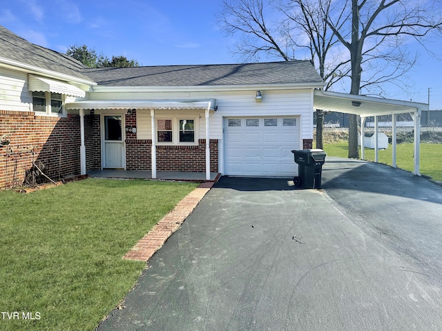 view of front of home featuring a front yard and a carport