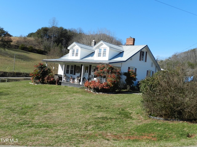 view of front of house featuring a porch and a front yard