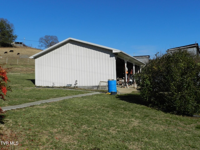 view of side of property featuring a lawn