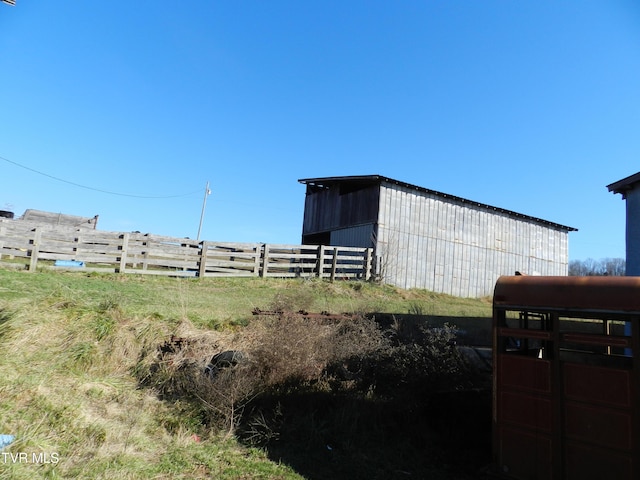 view of yard featuring an outdoor structure