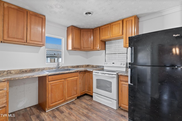 kitchen with black refrigerator, crown molding, dark wood-type flooring, sink, and white range with electric cooktop