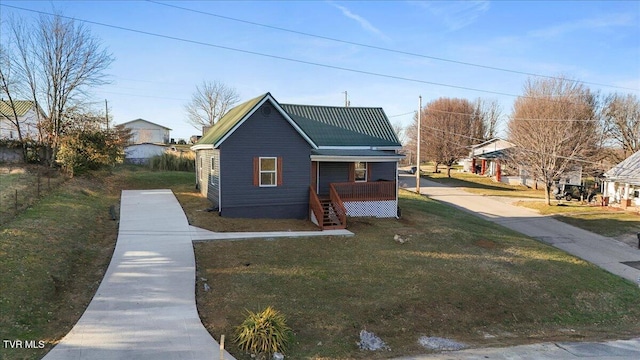 view of front of property featuring a front yard