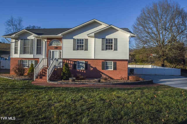 bi-level home featuring a front yard