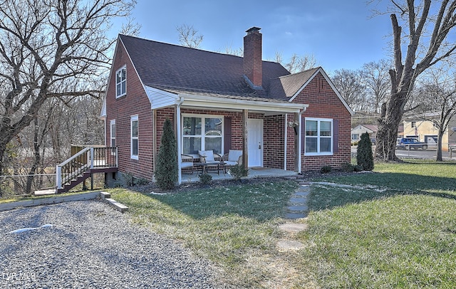 view of front facade with a front lawn