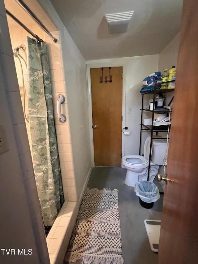 bathroom with toilet and curtained shower