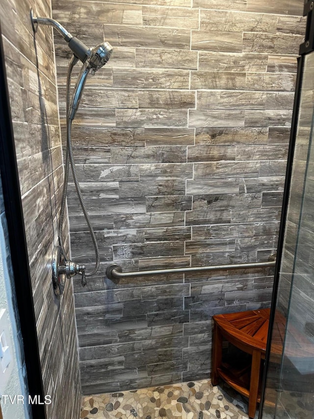 bathroom featuring tiled shower