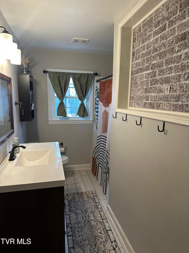 bathroom with a shower with curtain, vanity, and toilet