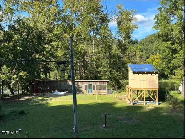 view of yard featuring an outbuilding