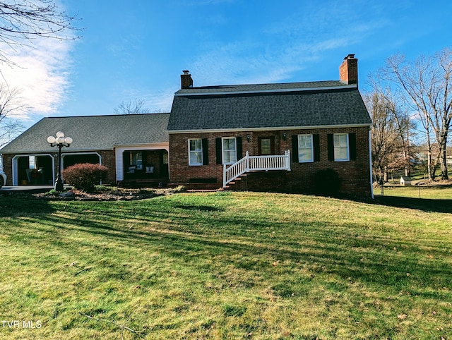 view of front of property featuring a front yard