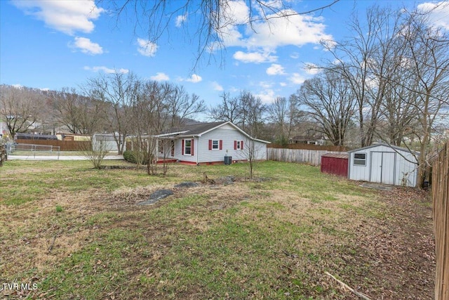 view of yard featuring a storage unit