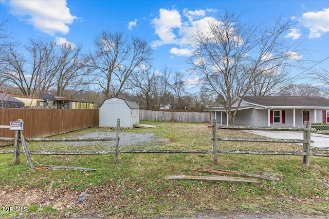 view of yard with a storage shed