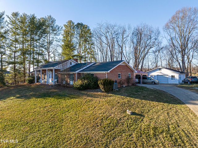 view of front of house featuring a front lawn and a garage