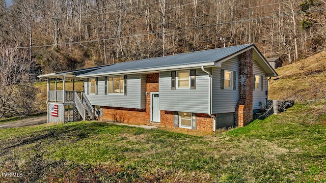 split foyer home featuring a front lawn