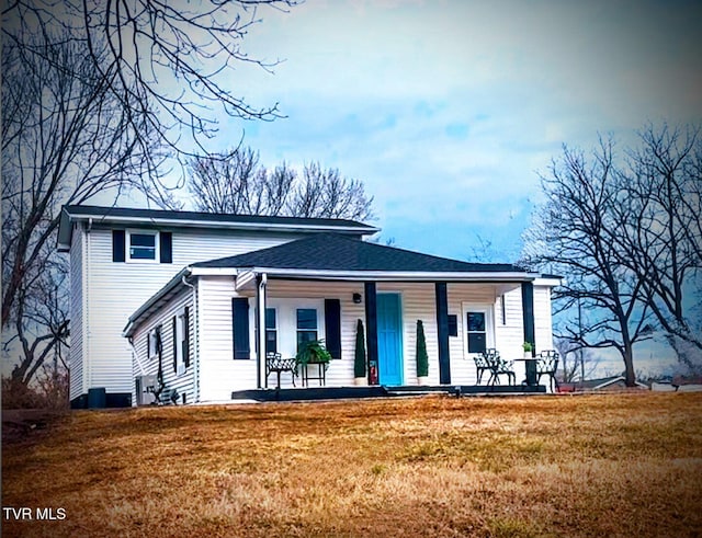 view of front facade featuring a porch and a front yard