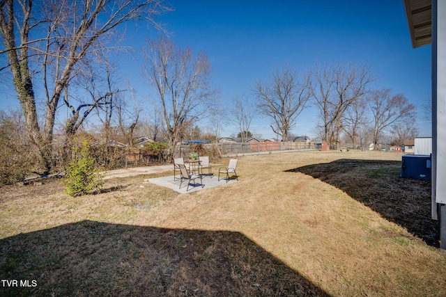 view of yard featuring a patio area