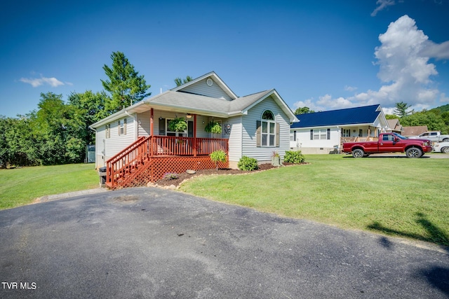 view of front facade featuring covered porch and a front lawn