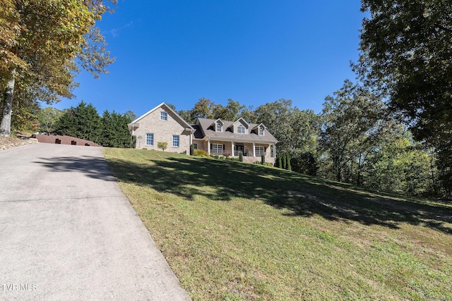 view of front facade featuring a front yard