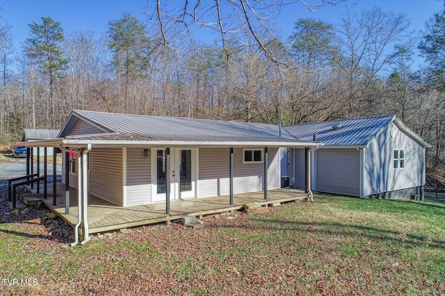 single story home featuring a front lawn