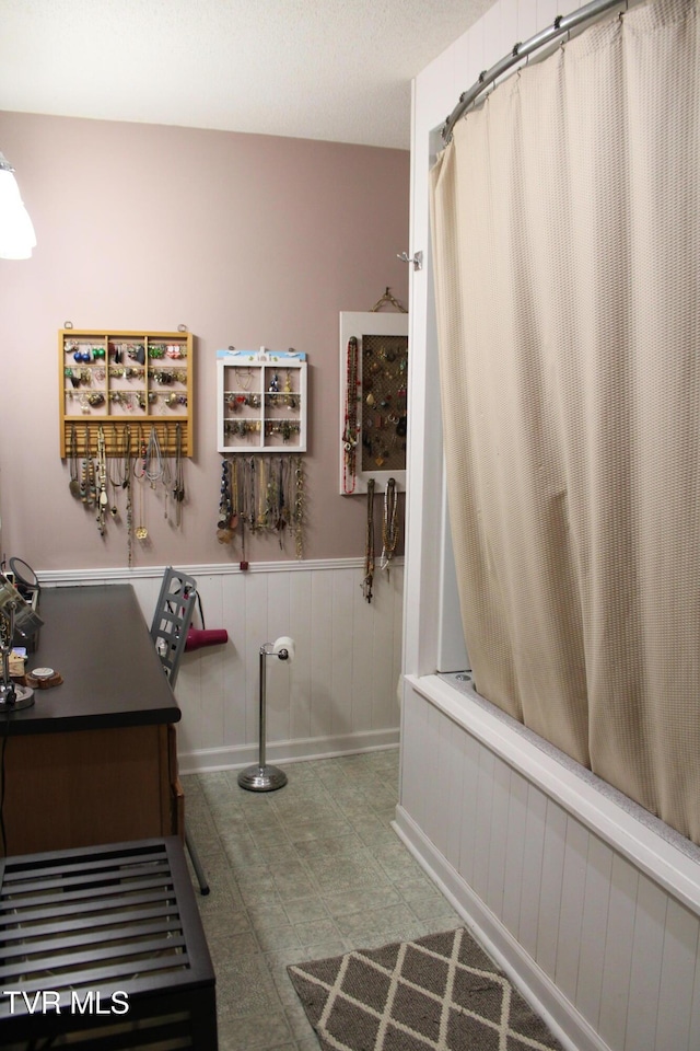 bathroom with shower / bathtub combination with curtain