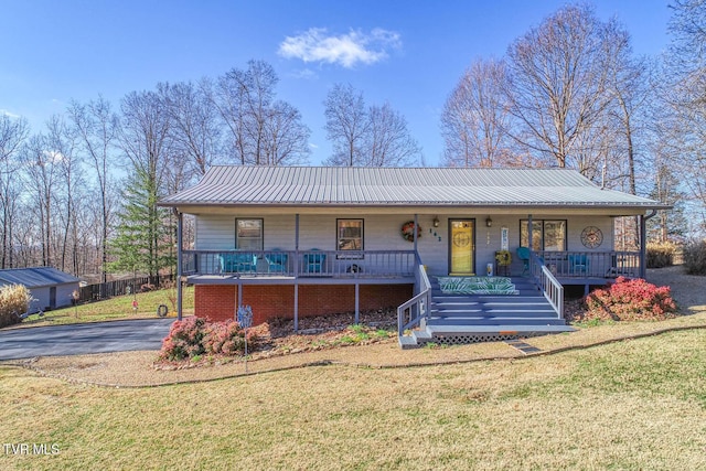 view of front facade featuring covered porch and a front yard