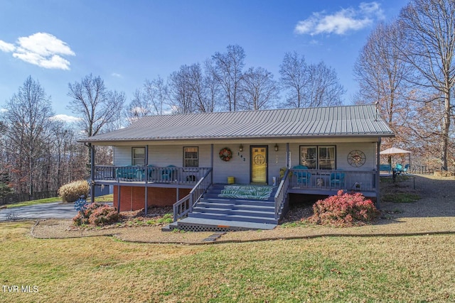 view of front of property featuring covered porch and a front yard