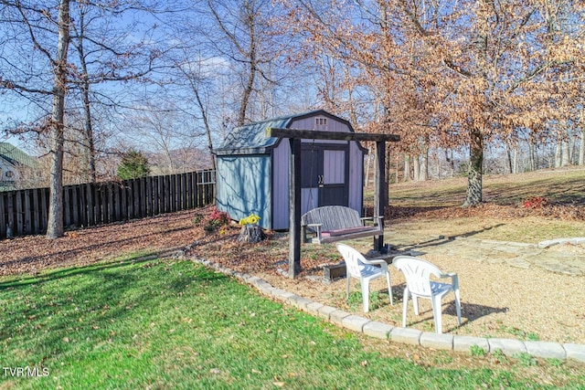 view of yard featuring a storage unit