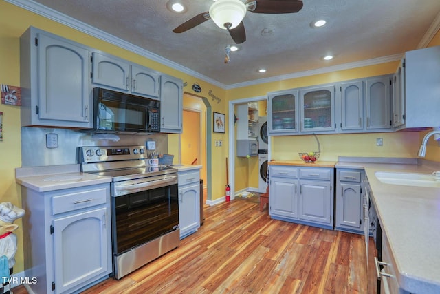 kitchen with ceiling fan, sink, light hardwood / wood-style floors, a textured ceiling, and stainless steel electric stove