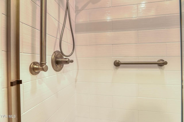 interior details with a tile shower