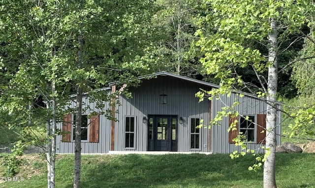 view of outdoor structure featuring a yard