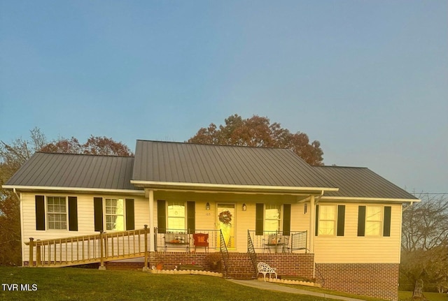 view of front of home featuring a porch and a front yard