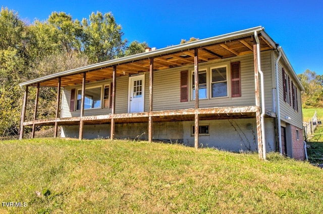 view of front of house featuring a front yard