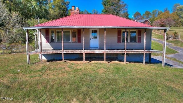 view of front of property featuring a porch and a front yard