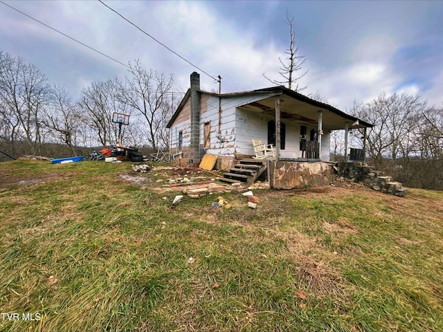 view of front of property featuring covered porch and a front lawn