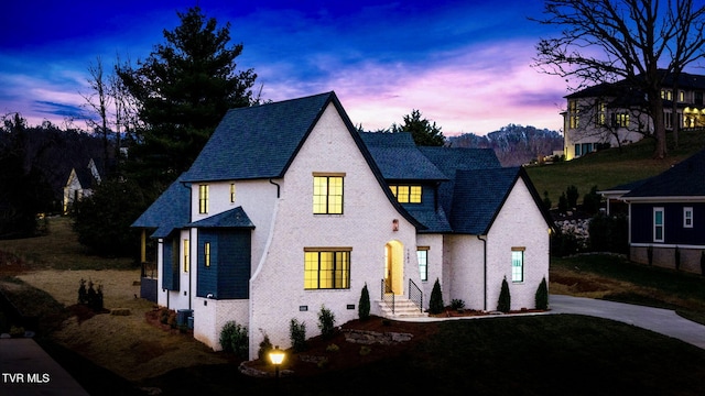 view of front of home featuring a lawn