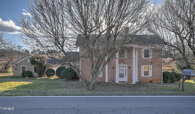 view of front facade with a front yard