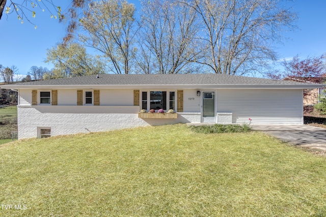 ranch-style home featuring a porch and a front lawn