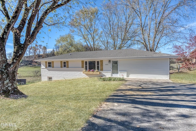 ranch-style house featuring a front lawn