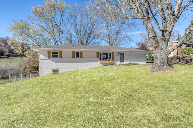 ranch-style house featuring a front yard