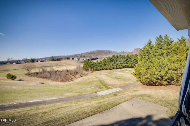 view of yard featuring a rural view