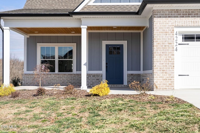 property entrance featuring a porch