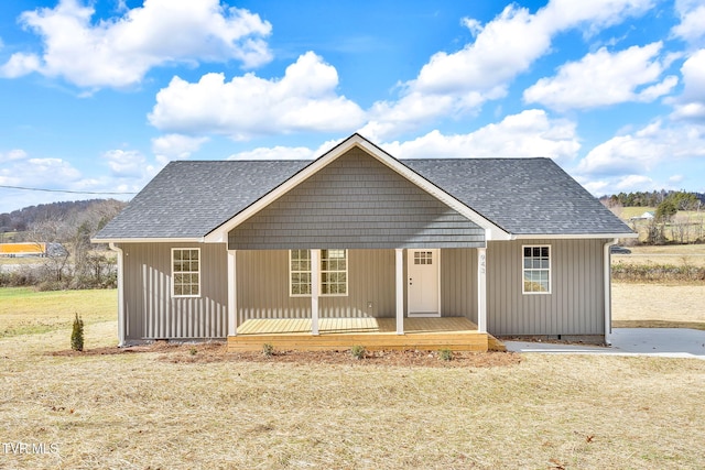 view of front of property featuring a porch and a front yard