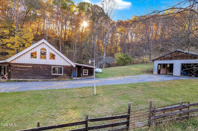 view of yard with an outbuilding and a garage